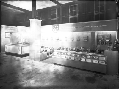 4693 FDHEEMAF032004 Stand met HEEMAF producten op een tentoonstelling in Frankfurt am Main, 1930-06-15