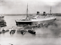 6216 FDHEEMAF054597 Overzicht haven van Amsterdam met het passagiersschip Nieuw Amsterdam , 1939-03-30