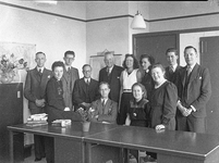 6330 FDHEEMAF056297 Opname in een kantoorruimte bij het 25-jarig jubileum van de heer Megelink, 1946-03-16