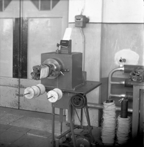 6921 FDHEEMAF056909 Opname van een wikkelmachine HEEMAF Zwartemeer, 1948-07-26