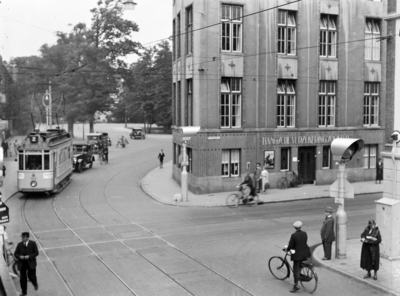 7067 FDHEEMAF050243 Verkeerslichten op de kruising Laan van Meerdervoort/Anna Paulownastraat Den Haag, 1932-07-23