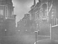 7357 FDHEEMAF055214 Brinkstraat in Hengelo bij nacht met zicht- en geleidelichten, 1940-09-20