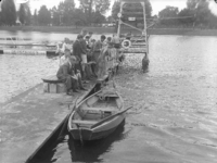 7408 FDHEEMAF055796 Zwemwedstrijd van leerlingen in het tuindorpbad, 1942-09-04