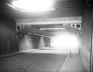 7924 FDHEEMAF055256 Richtlichten bij dag in de tunnel Haaksbergerstraat, 1940-10-23