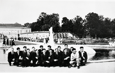 7967 FDHEEMAF055830 Reproductie van een uit Duitsland toegezonden groepsfoto van HEEMAF arbeiders, 1942-11-01