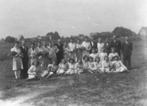 8011 FDHEEMAF056411 Groep vrouwelijke personeelsleden bij de opening van de HEEMAF fabriek in Zwartemeer, 1946-08-10