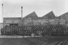 8027 FDHEEMAF056965 Groep van 200 jubilarissen. Opname op het fabrieksterrein, 1948-11-20