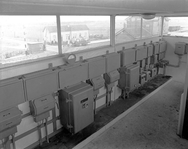 8396 FDHEEMAF053605 Kastenbatterij in het bedieningshuisje van de verkeers- en spoorbrug bij Vlake, Zuid Beveland, 1937-09-16