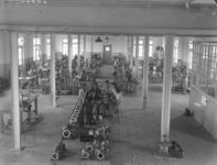 8547 FDHEEMAF056422 Overzicht montagehal van de nieuwe HEEMAF fabriek in Zwartemeer, 1946-08-10