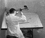 8756 FDHEEMAF050888 De heer Karstenberg achter zijn tekenbord voor Caleidoscoop , 1933-09-18