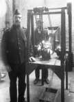 9104 FDHEEMAF000912 Belgische vluchteling (in uniform) aan onbekende metaalbewerkingsmachine, 1919-03-01
