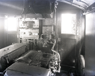 9238 FDHEEMAF003235 Interieur van de locomotief voor de spoorwegen op Java. Zicht op schakelbord. Zie ook: ...
