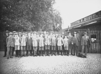 9378 FDHEEMAF030630 Groepsfoto van leerlingen van de Leerlingenwerkplaats, met leraren op HEEMAF terrein, 1927-07-01