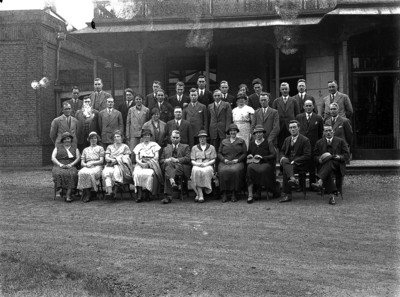 9742 FDHEEMAF021116 Groepsfoto van werknemers van radio Kootwijk tijdens een excursie, 1933-07-18