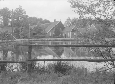 101 Tubbergen: Opname van een boerderij met bijgebouwen aan het water., 03-06-1938