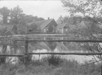 101 Tubbergen: Opname van een boerderij met bijgebouwen aan het water., 1938-06-03