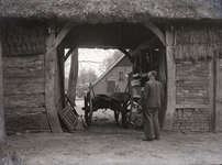 102 Tubbergen: Opname van een oude schuur van een boerderij, met een doorgang waarin een boer met wagen te zien is., ...