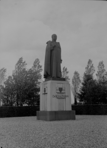 104 Tubbergen: Opname van het monument voor dr. Schaepman., 03-06-1938