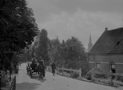 106 Wijhe: Opname van een paard met wagen in de Dorpsstraat, met een huis en een kerktoren in beeld., 29-06-1938