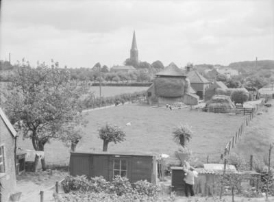 108 Wijhe: Opname vanaf een hoogte van het dorp, met de kerk op de achtergrond, en een hooischuur in beeld., 29-06-1938