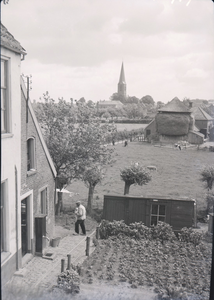 109 Wijhe; Opname vanaf een hoogte van het dorp, met de kerk op de achtergrond, en een hooischuur in beeld., 1938-06-29