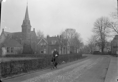 110 Wijhe: Opname van een straat in het dorp, met huizen en een kerk., 12-02-1941