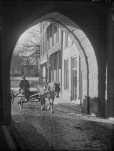 121 Zwolle: Opname van een paard en wagen onder de Sassenpoort., 14-01-1936