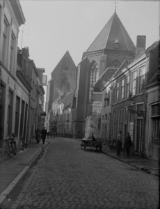 122 Zwolle: Opname van huizen aan het Eiland met de Broerenkerk op de achtergrond., 14-01-1936
