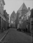 122 Zwolle: Opname van huizen aan het Eiland met de Broerenkerk op de achtergrond., 1936-01-14