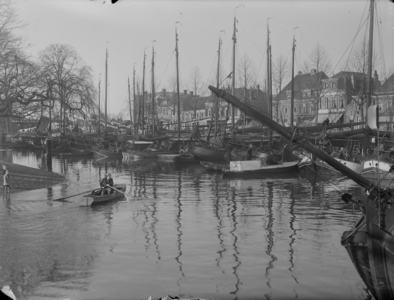 123 Zwolle: Opname van schepen die aangemeerd liggen aan de Diezerkade., 14-01-1936