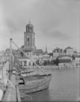 13 FDSPAARNE013 Gezicht op de IJsselkade met de LebuÏnustoren te Deventer. Links zijn de schepen van de Schipbrug over ...
