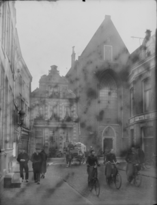 130 Zwolle: Opname van het Karel V huis en de Bethlehem kerk in de Sassenstraat., 24-01-1936