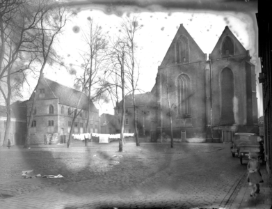 132 Zwolle: Opname van de Broerenkerk aan het Broerenkerkplein met de Librije, 24-01-1936