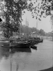 134 Zwolle: Opname van schepen die aangemeerd zijn in de stadsgracht., 09-09-1936