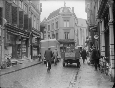 136 Zwolle: Opname in een drukke Luttekestraat, met veel mensen en auto's op straat., 27-02-1937