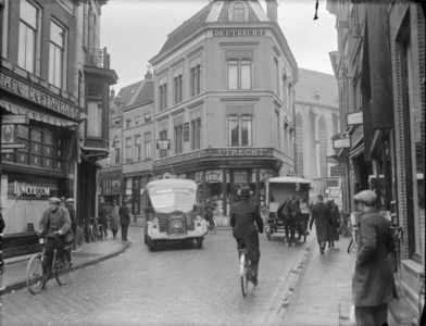 137 Zwolle: Opname in een drukke Luttekestraat, met veel mensen en auto's op straat., 27-02-1937