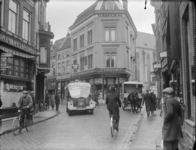 137 Zwolle: Opname in een drukke Luttekestraat, met veel mensen en auto's op straat., 1937-02-27