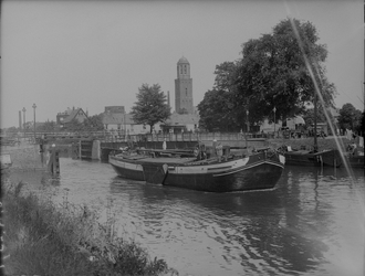 142 Zwolle: Opname in de richting van de Eekwal van een schip in de stadgracht met de Peperbus op de achtergrond, ...