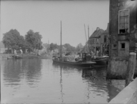 143 Zwolle: Opname van een schip dat aangemeerd ligt aan de Buitenkant. De straat om het Hopmanshuis heen is nog niet ...