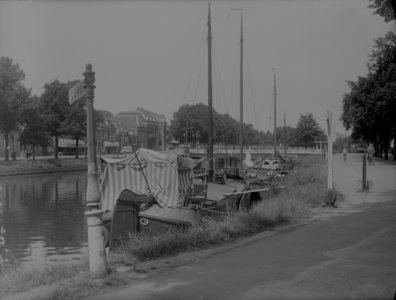 145 Zwolle: Opname van een schip dat aangemeerd ligt in de stadsgracht, 12-08-1937