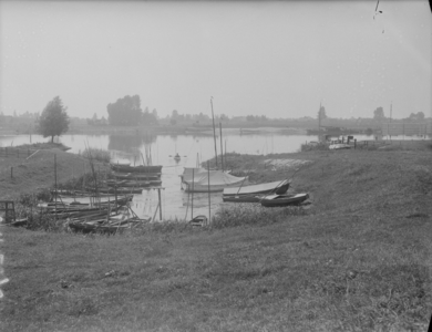 147 Zwolle: Opname van kleine schepen in een natuurlijk haventje buiten de stad., 12-08-1937
