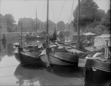 149 Zwolle: Opname van schepen die aangemeerd liggen in de stadsgracht., 12-08-1937