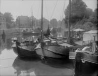 149 Zwolle: Opname van schepen die aangemeerd liggen in de stadsgracht., 1937-08-12