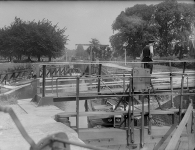 150 Zwolle: Opname van een sluis met sluiswachter in een kanaal, waarschijnlijk in de Willemsvaart., 12-08-1937