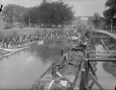 151 Zwolle: Opname van schepen in een kanaal, waarschijnlijk in de Willemsvaart., 12-08-1937