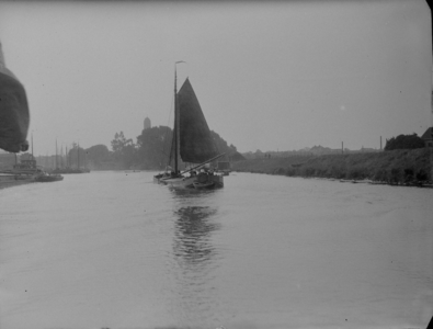 152 Zwolle: Opname van schepen in het Zwartewater, met de Peperbus op de achtergrond., 13-08-1937
