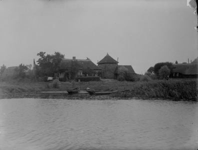 153 Zwolle: Opname van een boerderij met hooischuur langs het Zwartewater., 13-08-1937