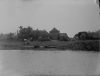 153 Zwolle: Opname van een boerderij met hooischuur langs het Zwartewater., 1937-08-13