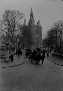 154 Zwolle: Opname van de Sassenpoort en de Sassenpoortenbrug waarop koetsen rijden., 19-01-1938