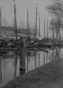 155 Zwolle: Opname van schepen die zijn aangemeerd in de stadsgracht., 1938-01-19